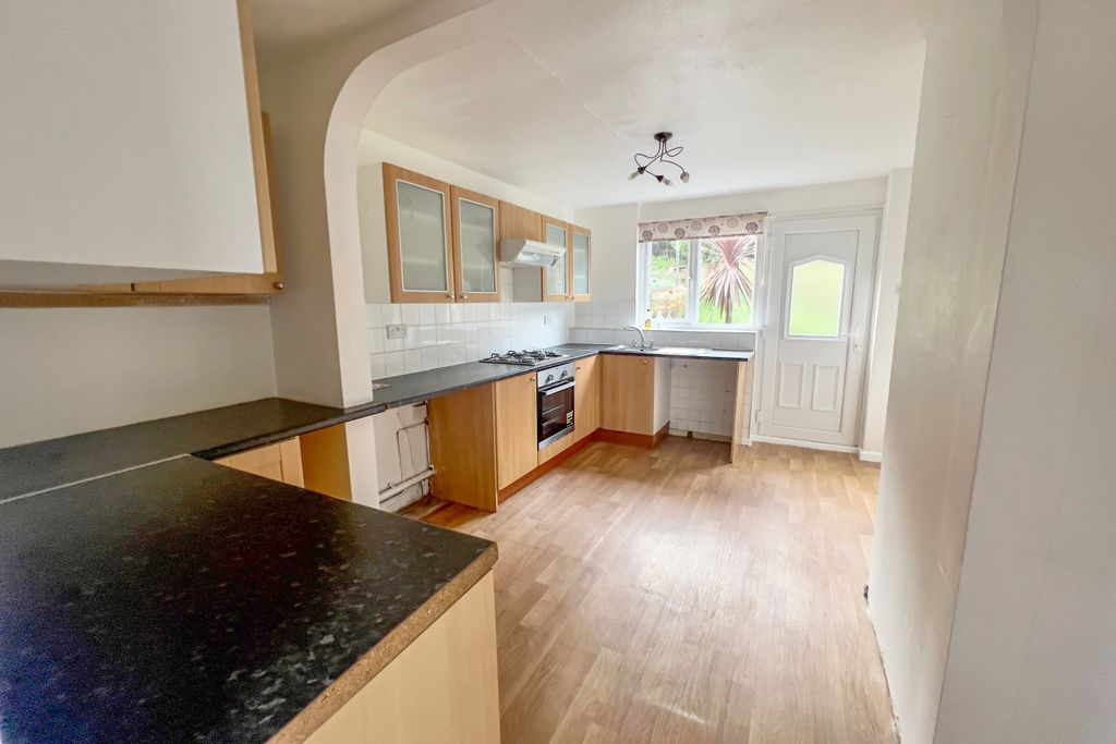 Property photo 3 of 10 Kitchen 1