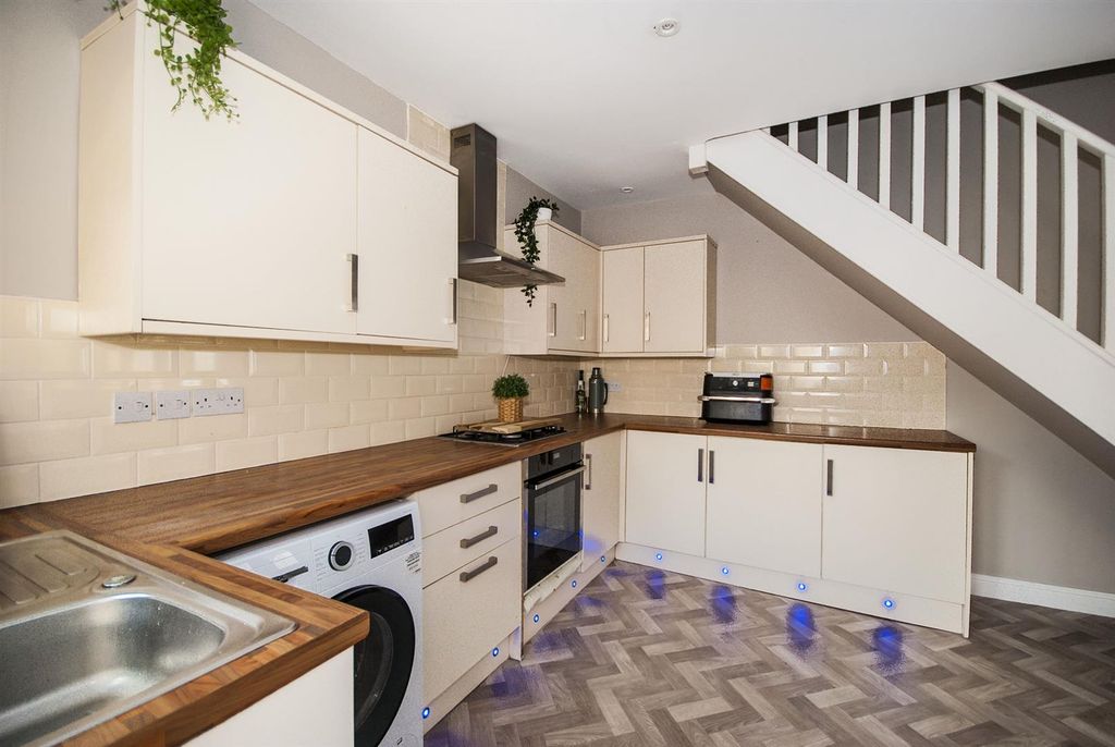 Property photo 3 of 39 Kitchen