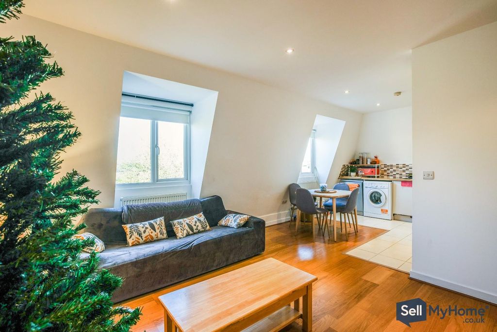 Property photo 2 of 10 Lounge