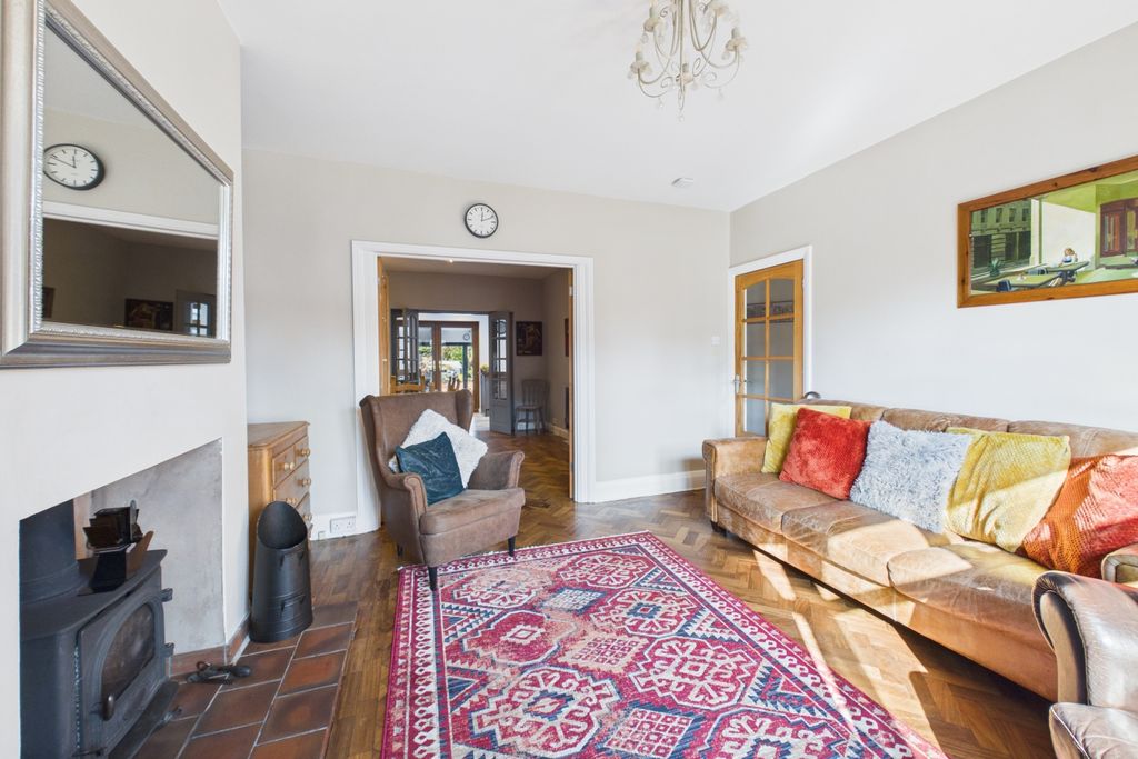 Property photo 3 of 30 Lounge