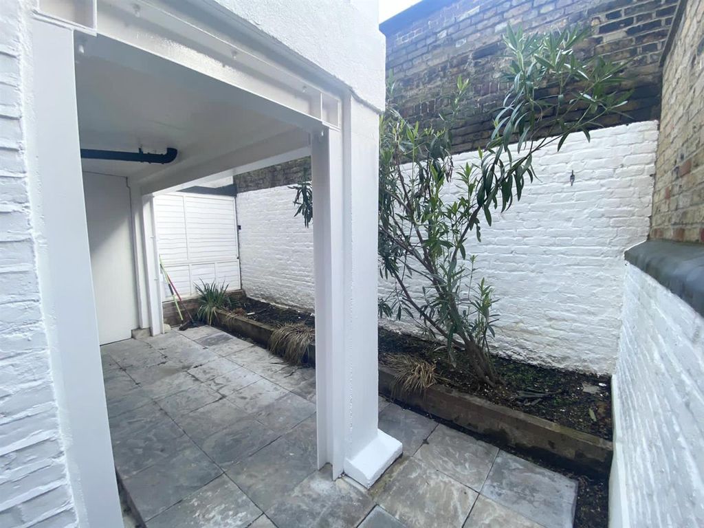 Property photo 1 of 10 Private Courtyard, Lurline Gardens, Eden Harper Sw