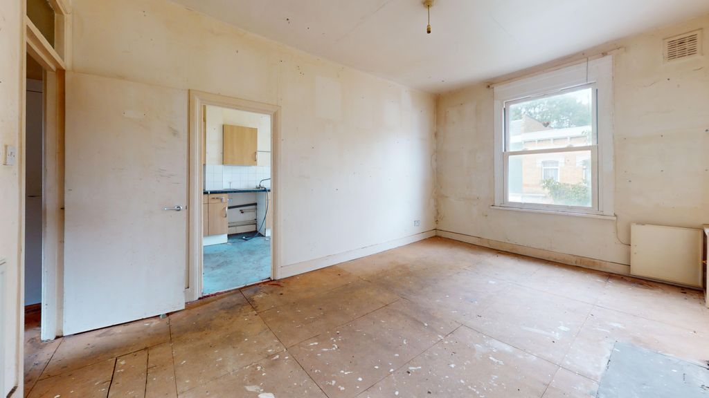 Property photo 3 of 13 Flat B, 24 Foulden Road, Stoke Newington, London, N16 7Ur