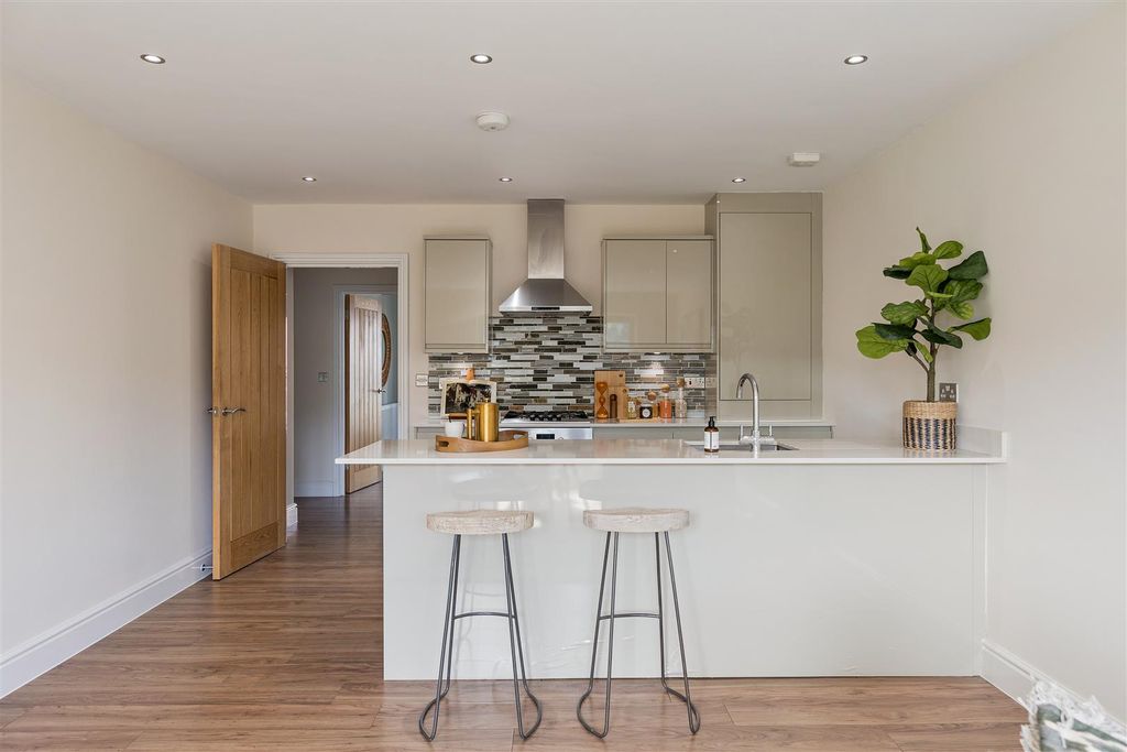 Property photo 3 of 32 Stainforth Road, E17