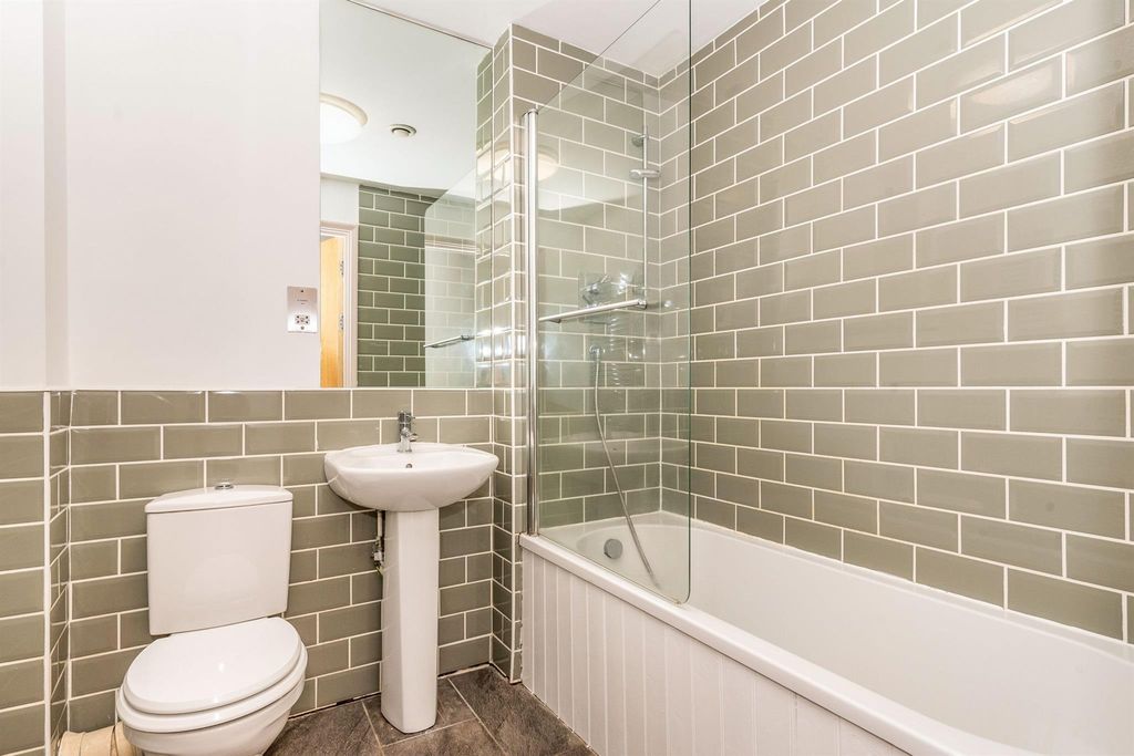 Property photo 2 of 9 Bathroom
