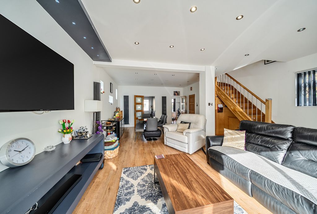 Property photo 1 of 13 1376244-11-690B2B...