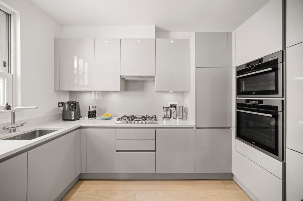 Property photo 2 of 11 Kitchen