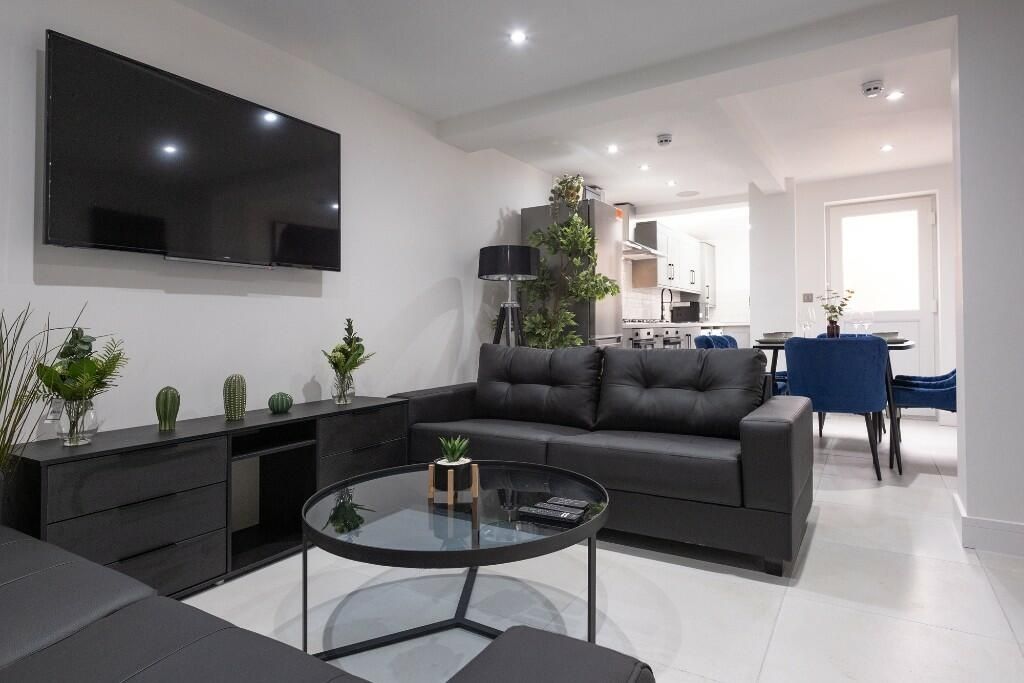 Property photo 2 of 15 Modern Open-Plan Living Room With A Large Wall-Mou...