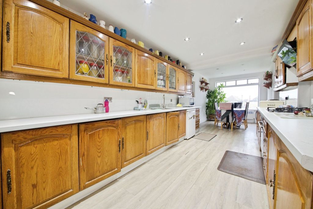 Property photo 2 of 33
