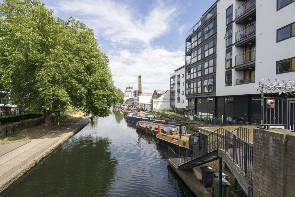 Property photo 2 of 16 Canal