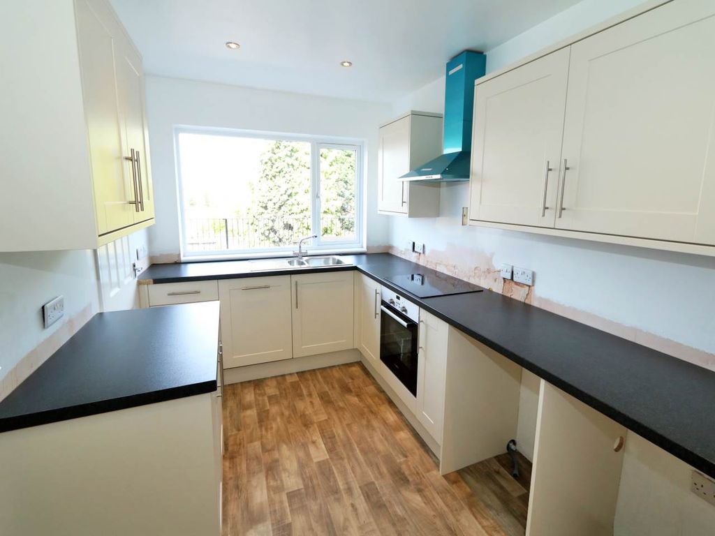 Property photo 3 of 8 Kitchen