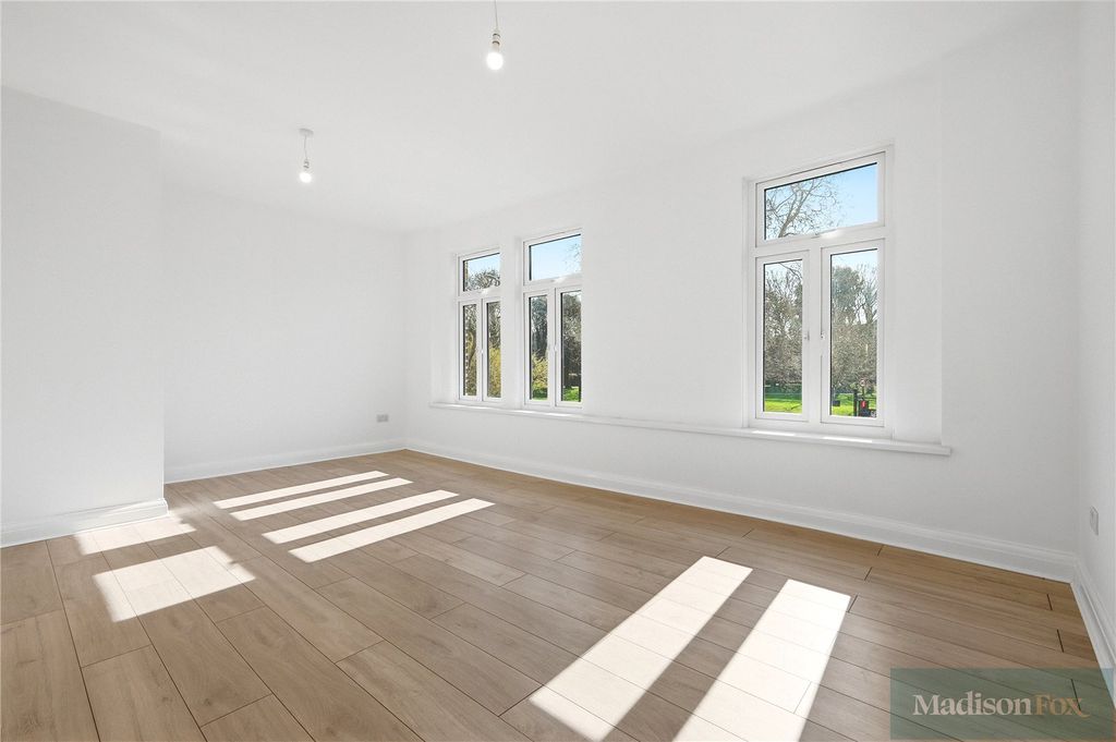 Property photo 2 of 31 Picture No. 15