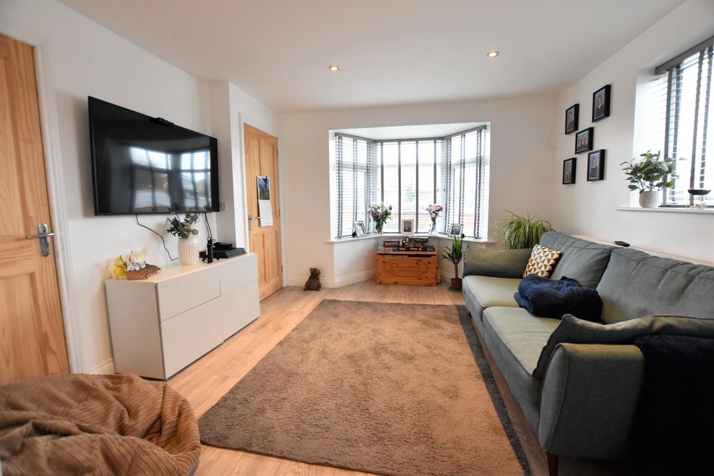 Property photo 3 of 10 Lounge