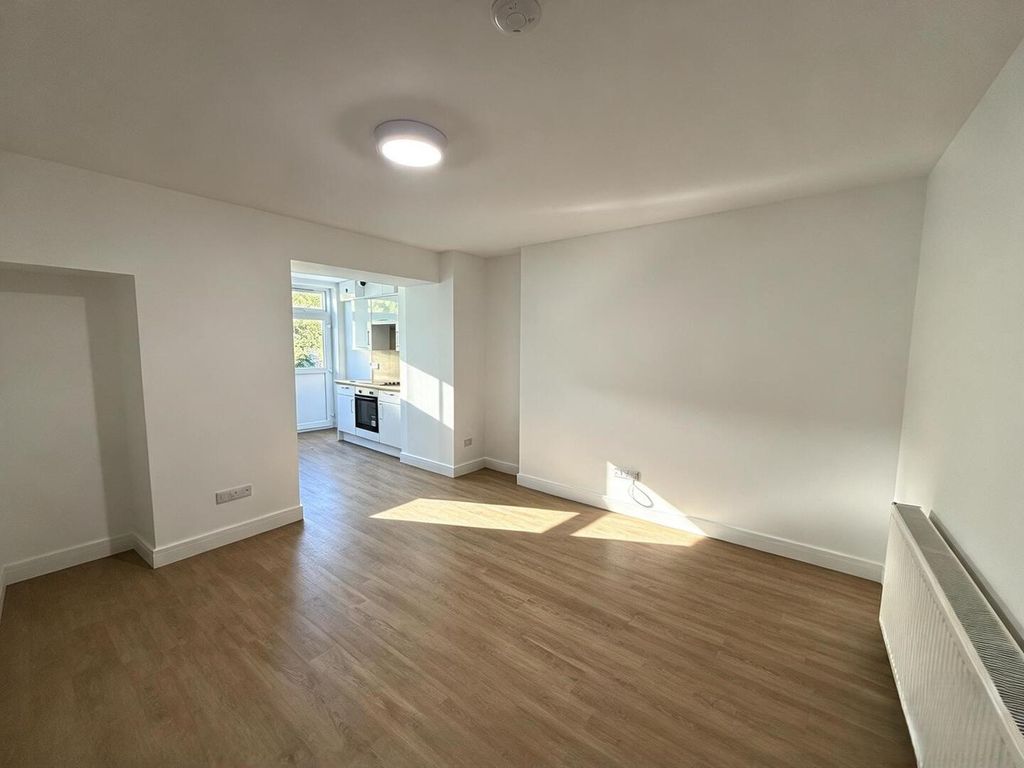 Property photo 1 of 10 Living Room