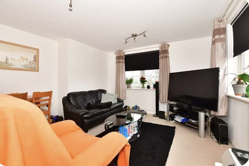 Property photo 2 of 9 Lounge