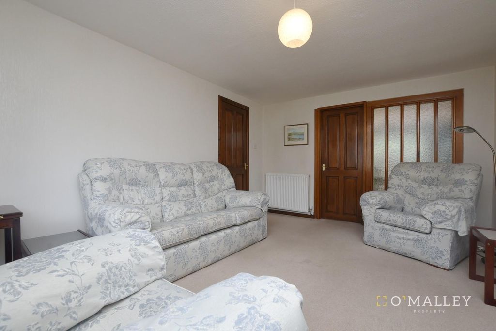 Property photo 3 of 13 Lounge