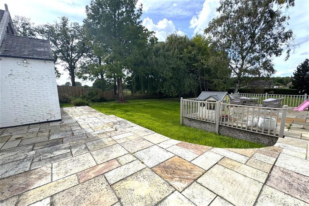 Property photo 2 of 15 (Main)