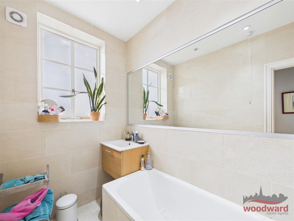 Property photo 3 of 12 Cam05267G0-Pr0151-Still008.Jpg