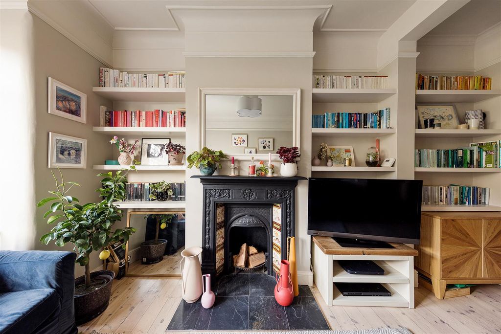 Property photo 2 of 51 Richmond Road E11