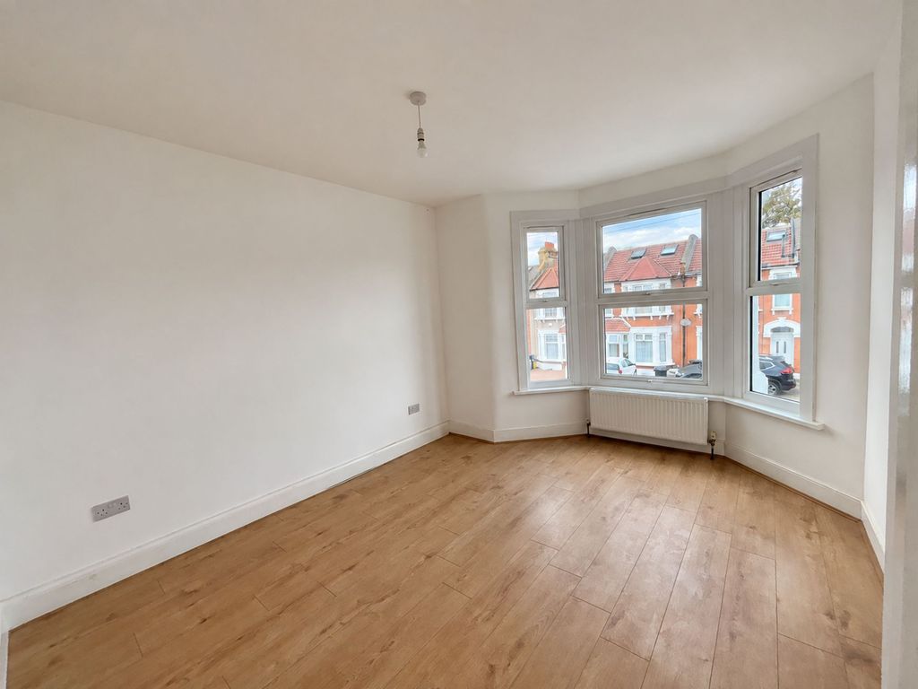 Property photo 3 of 18 150 Windsor Road Ig1 1He