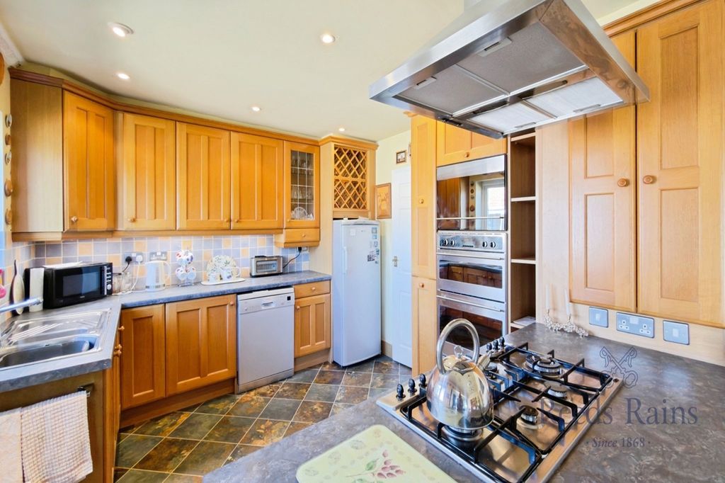 Property photo 2 of 23 Kitchen