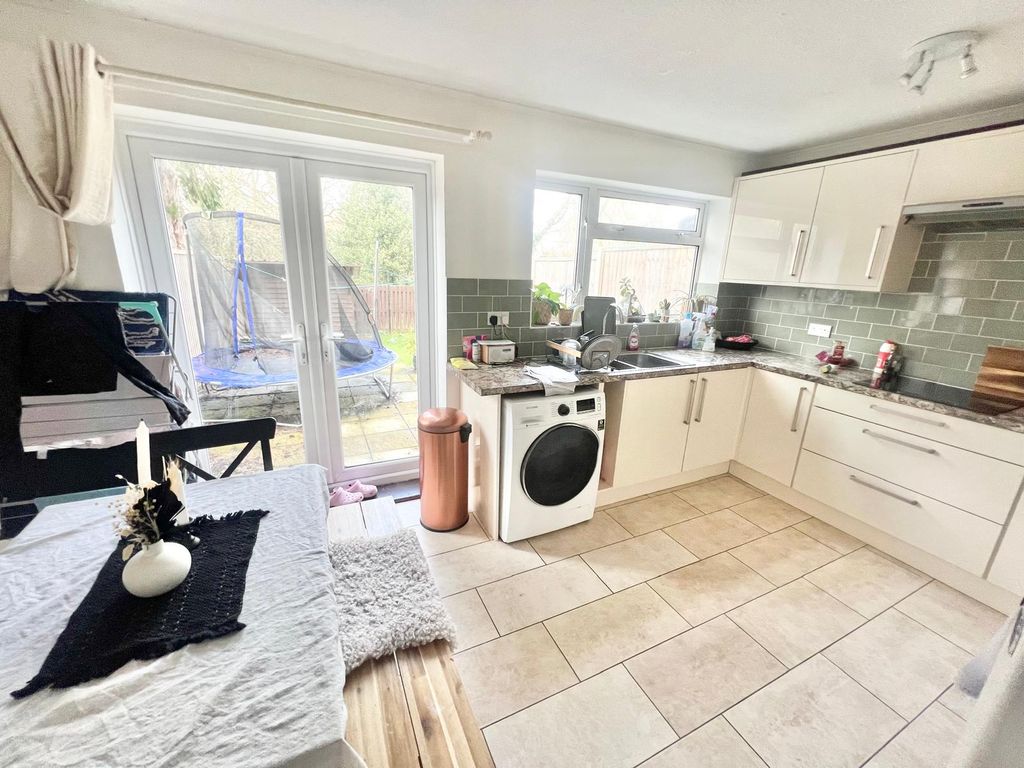 Property photo 3 of 7 Kitchen