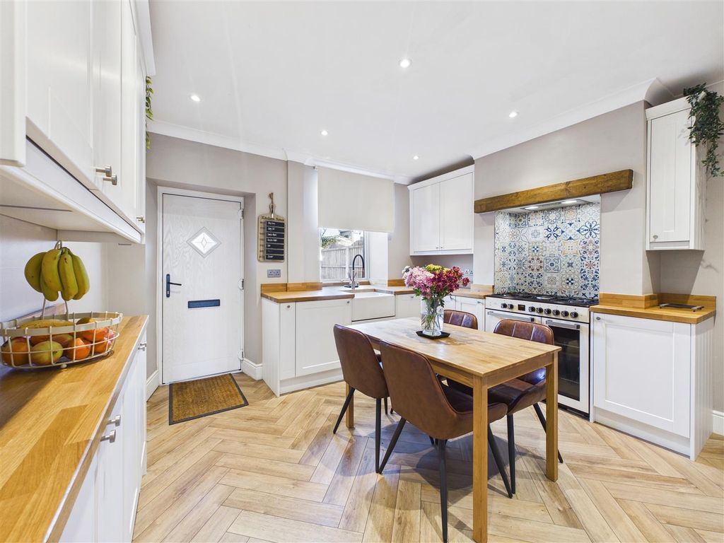 Property photo 3 of 18 Cam05476G0-Pr0145-Still009.Jpg