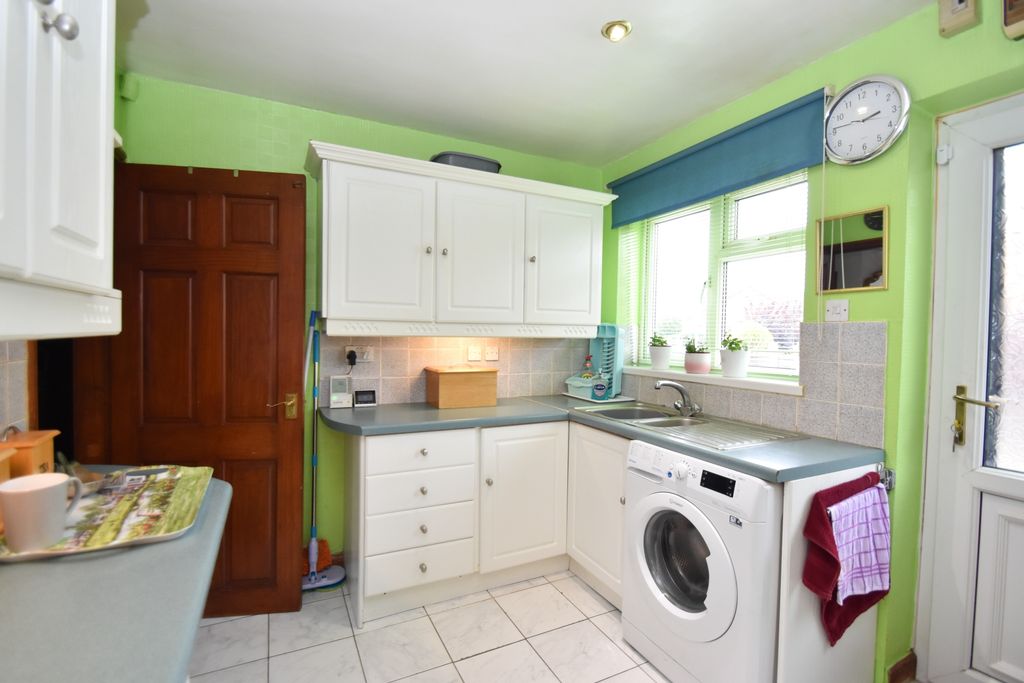 Property photo 2 of 17 Kitchen