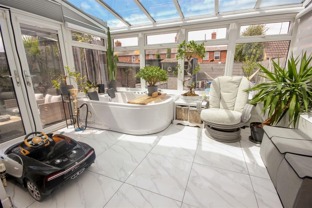 Property photo 3 of 30 Conservatory.Jpg