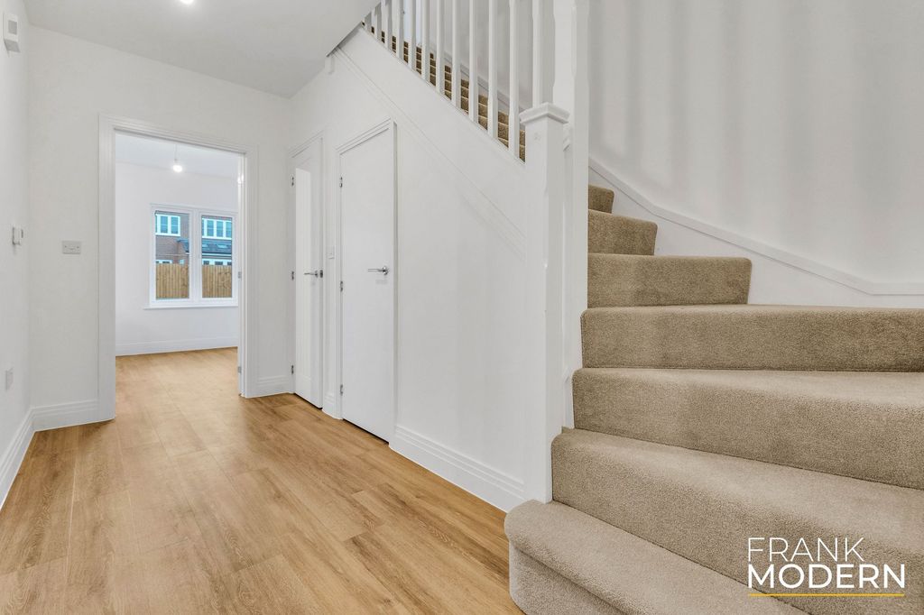Property photo 2 of 30 Entrance Hall