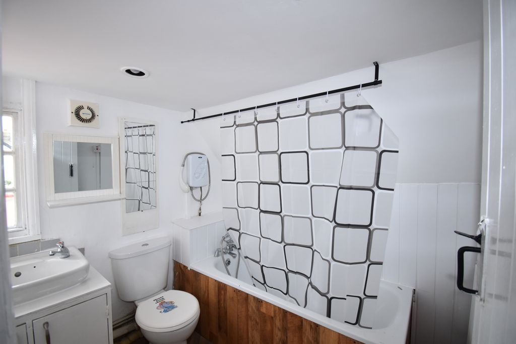 Property photo 2 of 4 Bathroom
