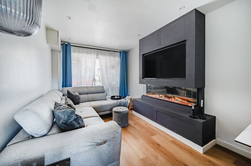 Property photo 2 of 24 1319810-25-686Bd7...