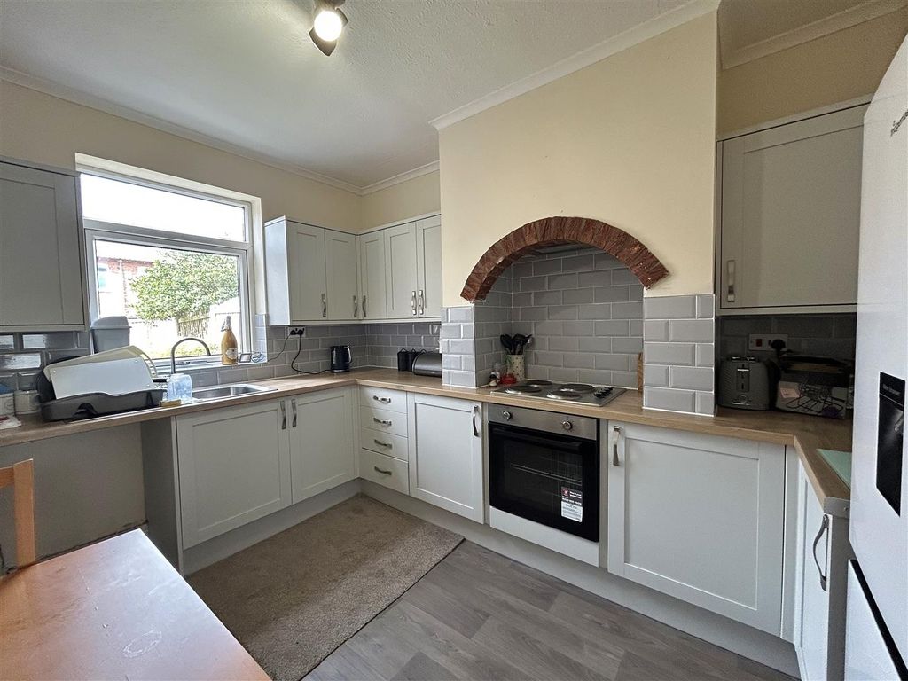 Property photo 2 of 9 Kitchen