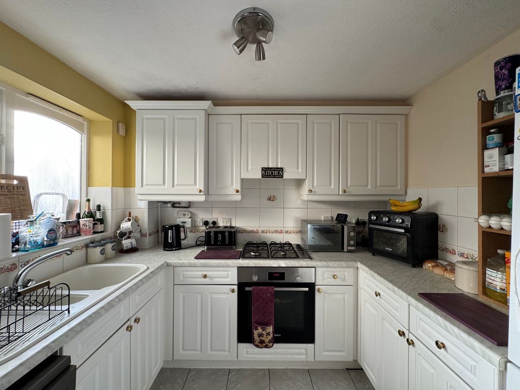 Property photo 3 of 8 Kitchen