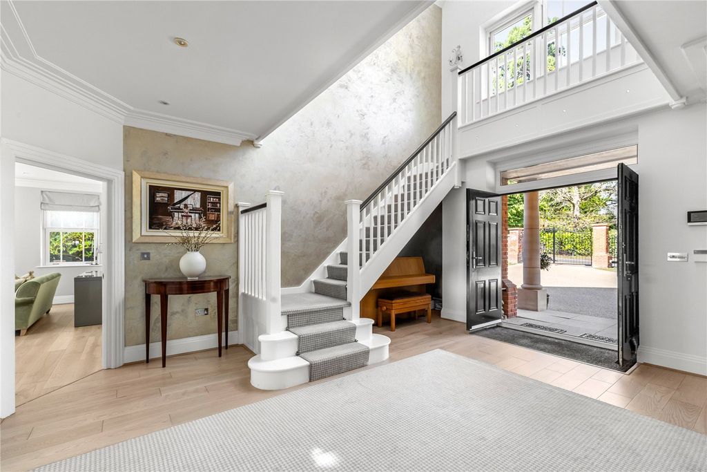 Property photo 3 of 23 Entrance Hall