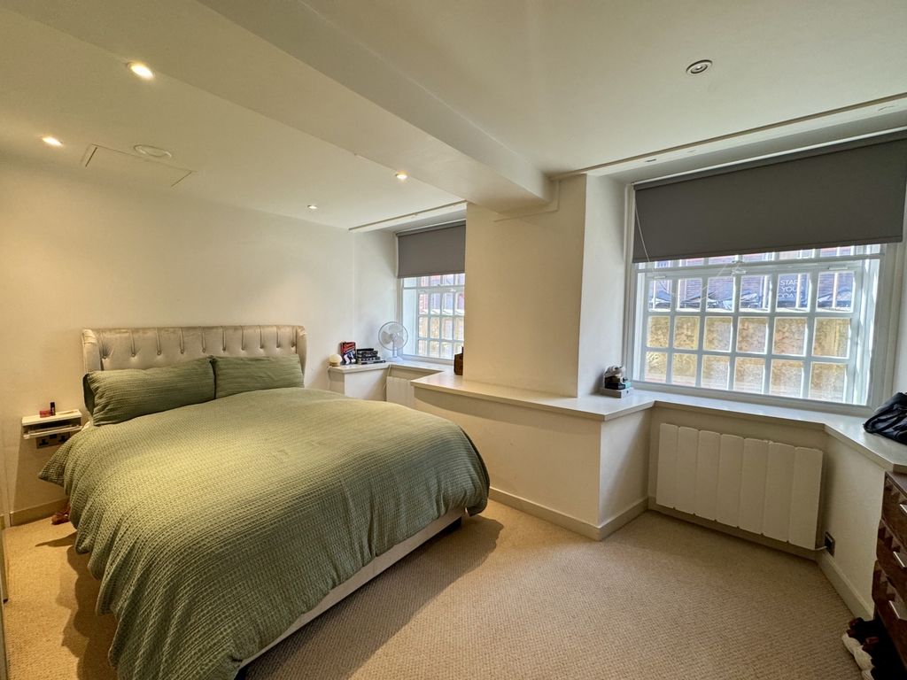 Property photo 3 of 12 Image00018