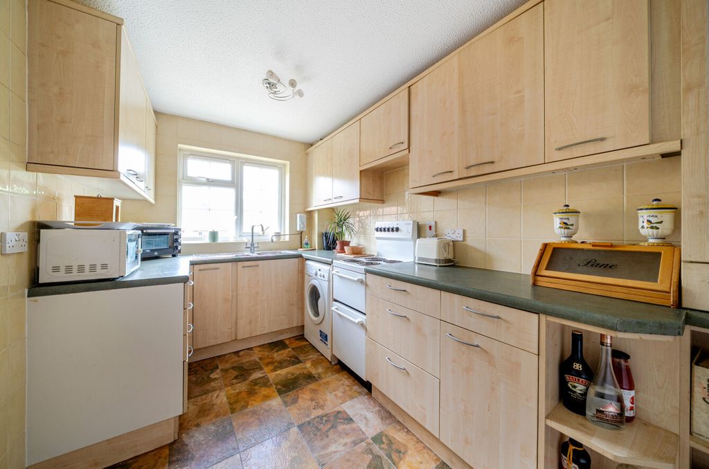 Property photo 2 of 19 Kitchen