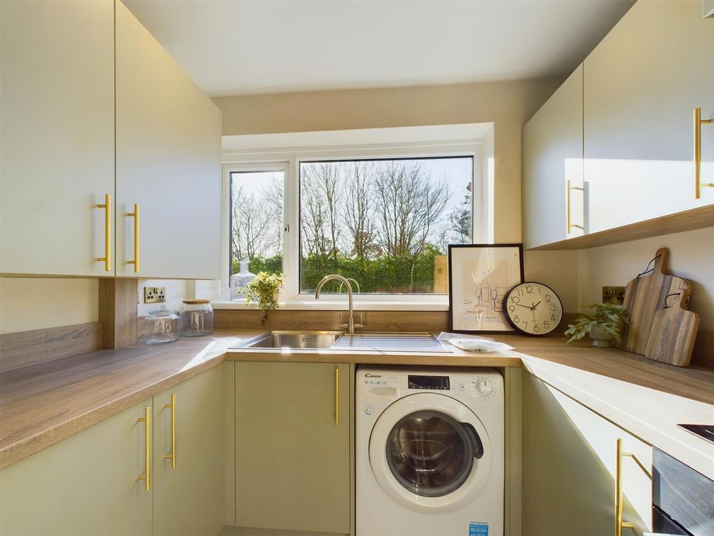 Property photo 3 of 16 Kitchen