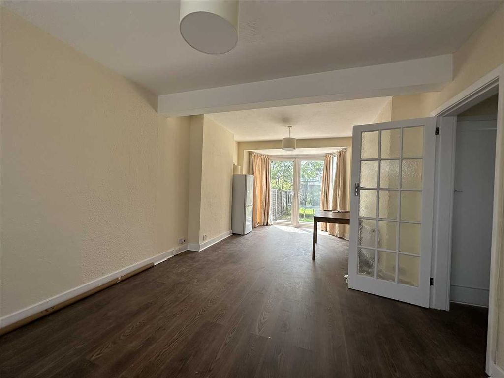 Property photo 2 of 11 Through Lounge
