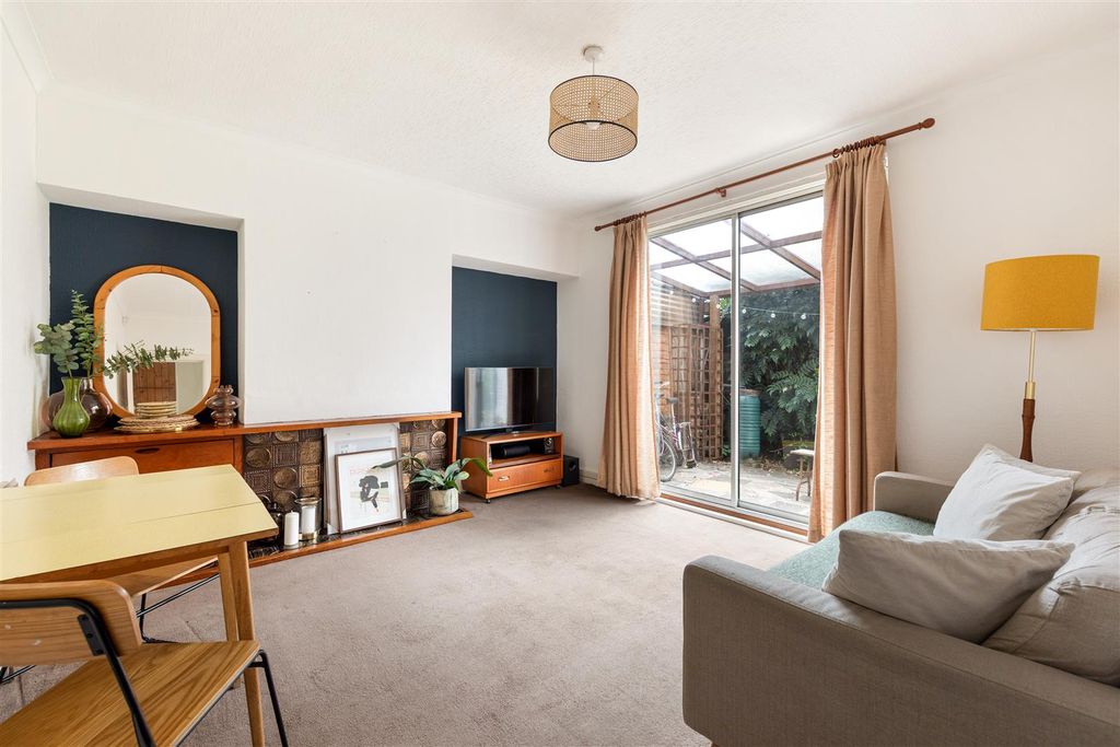 Property photo 2 of 27 Coolgardie Avenue, E4