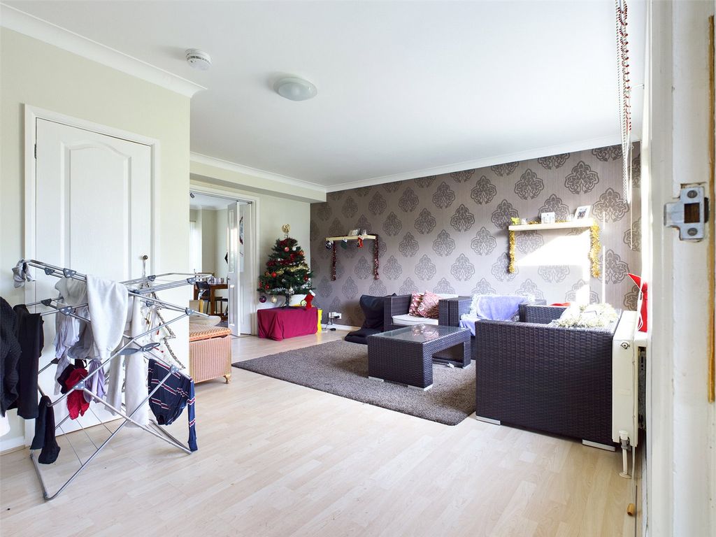 Property photo 3 of 11 Lounge