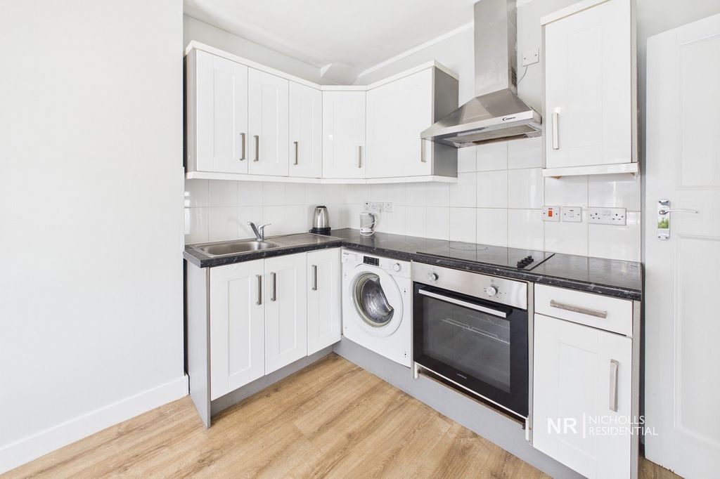 Property photo 3 of 11 Kitchen-Lounge