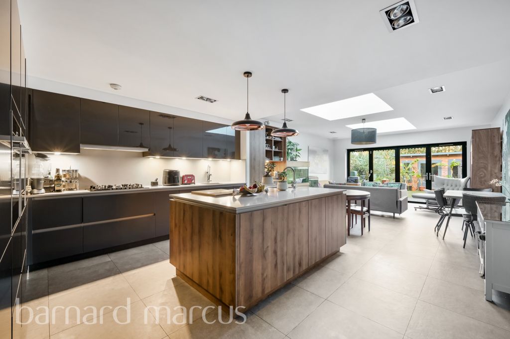 Property photo 1 of 8 Kitchen