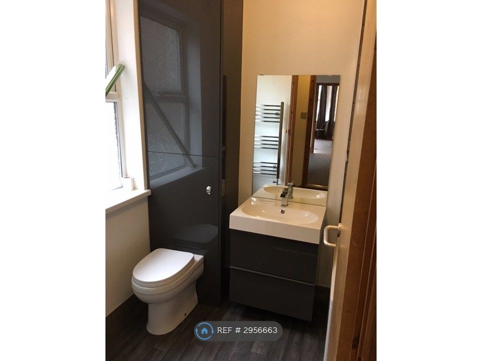 Property photo 3 of 11 Bathroom