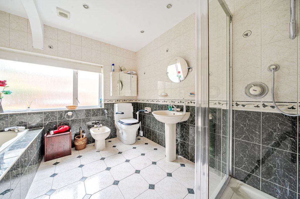 Additional image 7 of 3 bed flat for saleLedborough Lane, Beaconsfield HP9