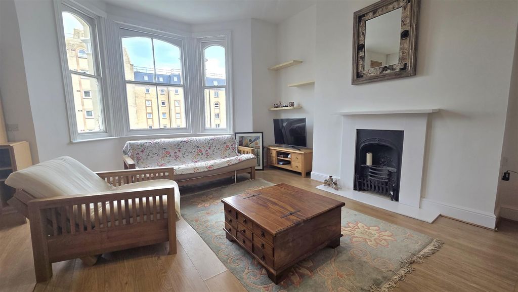 Property photo 3 of 12 Lounge Area