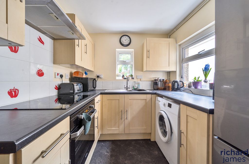 Property photo 3 of 12 9993761266B24E859A9E232F0c5ce56E