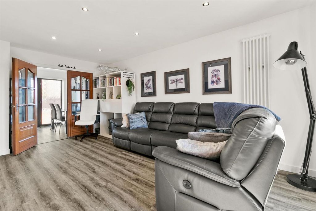 Property photo 2 of 27