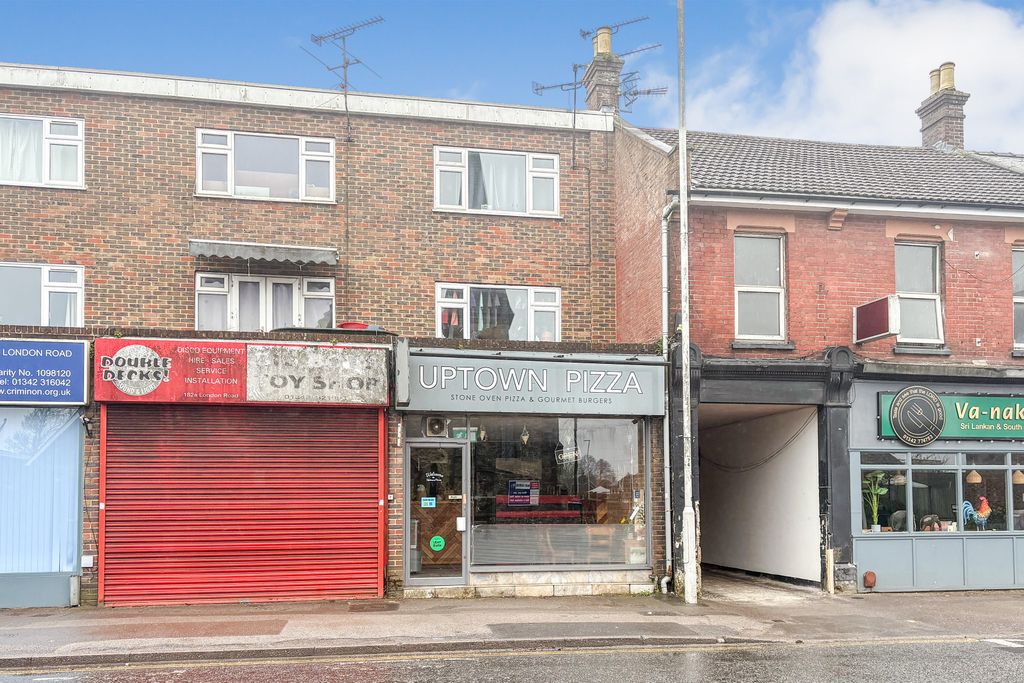 Property photo 1 of 16 Flat 184 London Road, East Grinstead, East Sussex, Rh19 1Ey