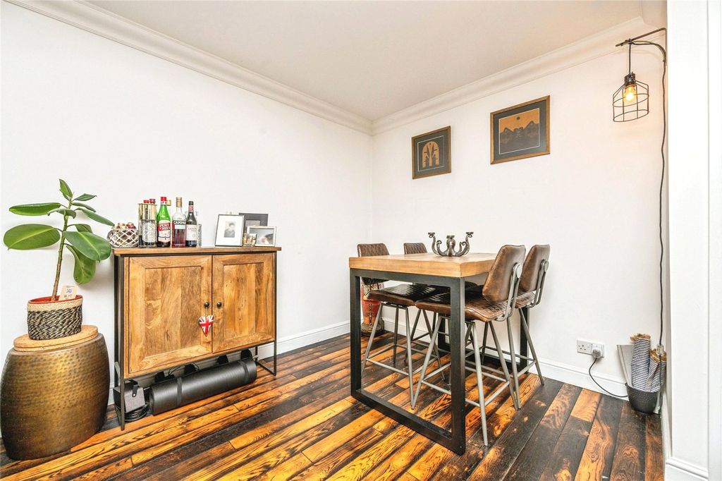 Property photo 3 of 17 Living Room