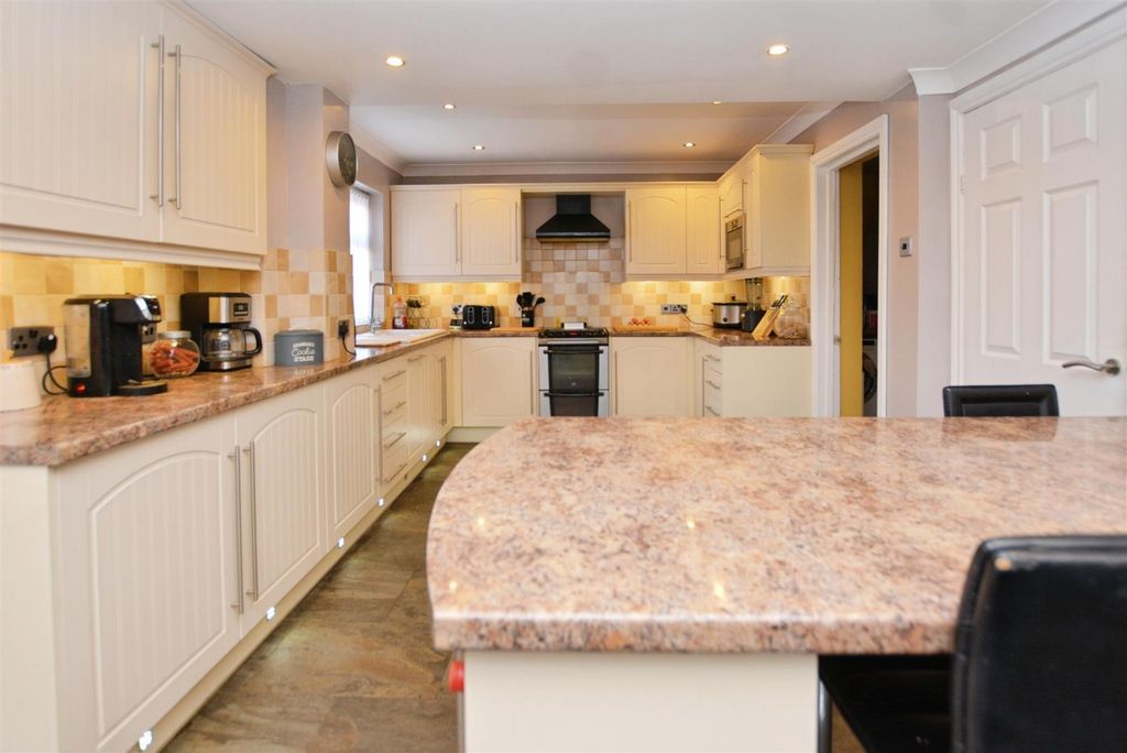 Property photo 2 of 25 Kitchen/Diner